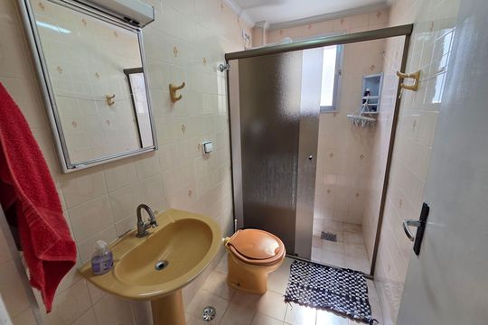 Banheiro de apartamento para alugar com 1 quarto, 50m² em Boqueirão, Praia Grande