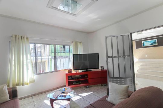 Sala de TV de casa à venda com 4 quartos, 225m² em Vila Rica, São Paulo