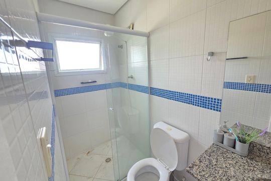 Banheiro da Suíte 1 de apartamento para alugar com 1 quarto, 55m² em Solemar, Praia Grande