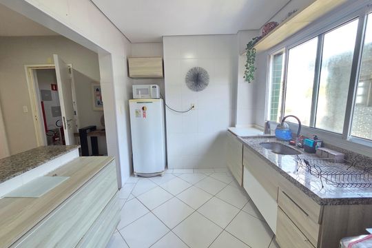 Cozinha de apartamento para alugar com 1 quarto, 55m² em Solemar, Praia Grande
