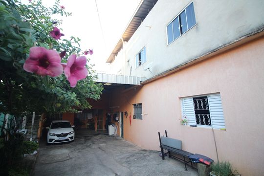 Garagem e  Quintal de casa para alugar com 3 quartos, 135m² em Vista Alegre, Belo Horizonte