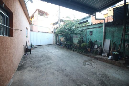 Garagem e  Quintal de casa para alugar com 3 quartos, 135m² em Vista Alegre, Belo Horizonte