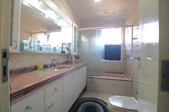 Banheiro comum de casa de condomínio à venda com 4 quartos, 640m² em Jardim Santa Helena, São Paulo