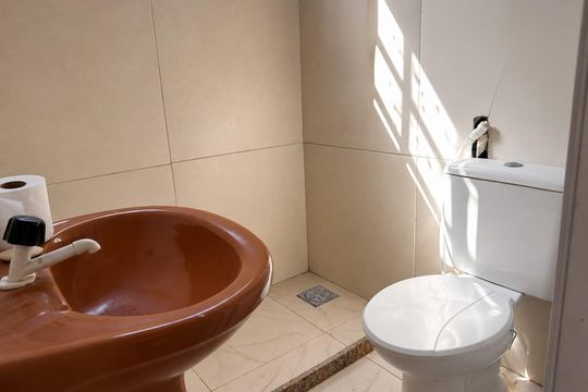 Banheiro de kitnet/studio para alugar com 1 quarto, 27m² em Paciência, Rio de Janeiro