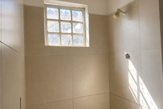 Banheiro de kitnet/studio para alugar com 1 quarto, 27m² em Paciência, Rio de Janeiro