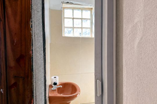 Banheiro de kitnet/studio para alugar com 1 quarto, 27m² em Paciência, Rio de Janeiro