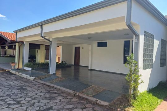 Fachada de casa à venda com 3 quartos, 270m² em Parque Taquaral, Campinas
