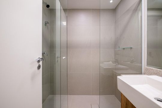Banheiro de kitnet/studio para alugar com 1 quarto, 26m² em Boa Vista, Porto Alegre