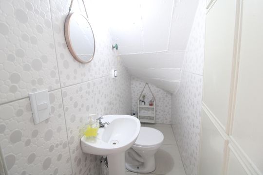 Lavabo de casa para alugar com 3 quartos, 140m² em Jardim Reimberg, São Paulo