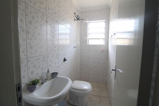 Banheiro comum de casa para alugar com 3 quartos, 140m² em Jardim Reimberg, São Paulo