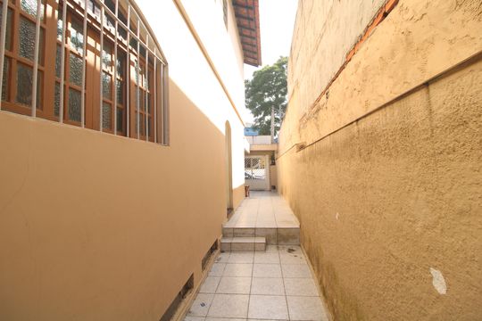 Quintal lateral de casa para alugar com 3 quartos, 140m² em Jardim Reimberg, São Paulo