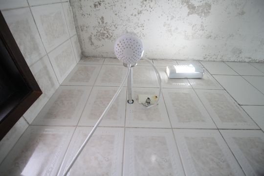Banheiro da Suíte 2 - Chuveiro de casa à venda com 6 quartos, 117m² em Jardim Tres Irmaos, Taboão da Serra