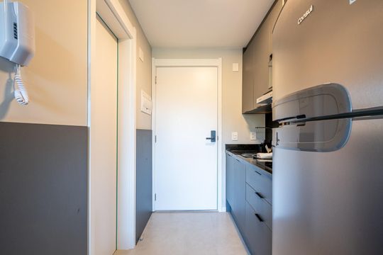 Cozinha de kitnet/studio para alugar com 1 quarto, 26m² em Boa Vista, Porto Alegre