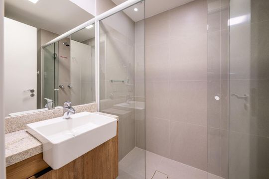 Banheiro de kitnet/studio para alugar com 1 quarto, 26m² em Boa Vista, Porto Alegre