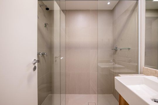 Banheiro de kitnet/studio para alugar com 1 quarto, 26m² em Boa Vista, Porto Alegre