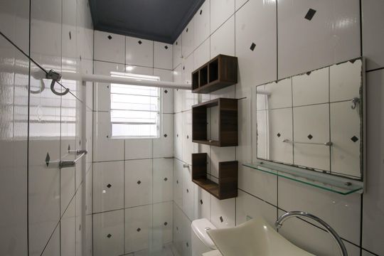 Banheiro de casa para alugar com 2 quartos, 120m² em Jardim Santa Adelia, São Paulo