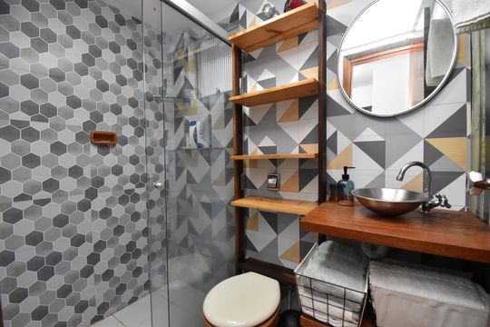 Banheiro de apartamento para alugar com 1 quarto, 46m² em Centro, Curitiba