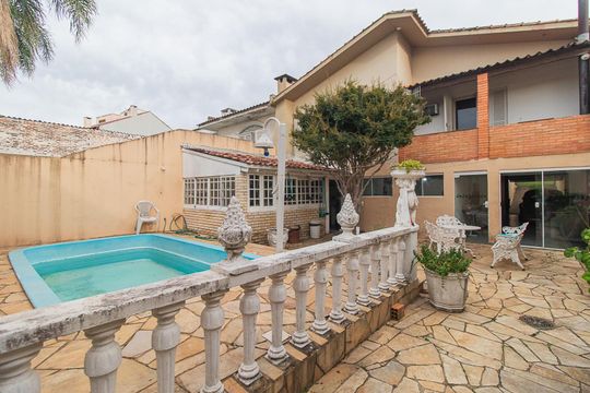 Quintal de casa à venda com 4 quartos, 200m² em Espírito Santo, Porto Alegre