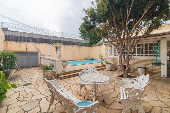 Quintal de casa à venda com 4 quartos, 200m² em Espírito Santo, Porto Alegre