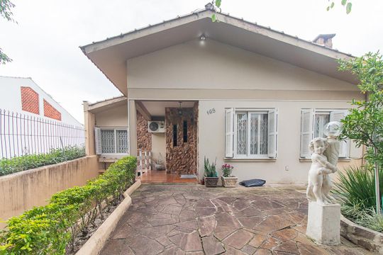 Fachada de casa à venda com 4 quartos, 200m² em Espírito Santo, Porto Alegre