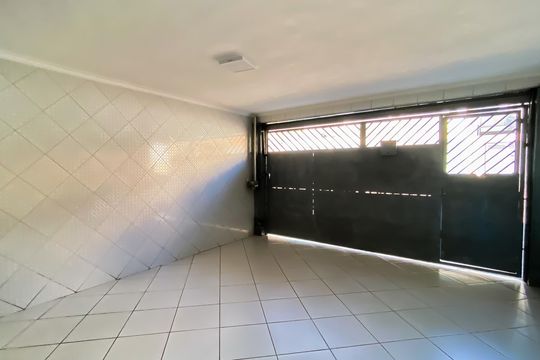 Garagem  de casa à venda com 3 quartos, 140m² em Jardim Santa Maria, São Paulo
