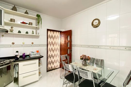 Cozinha  de casa à venda com 3 quartos, 140m² em Jardim Santa Maria, São Paulo