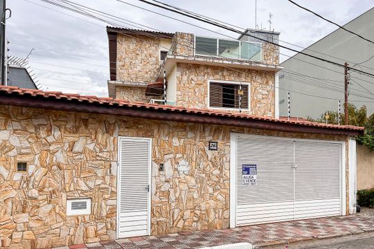 Fachada + plaquinha de casa para alugar com 4 quartos, 490m² em Cerâmica, São Caetano do Sul