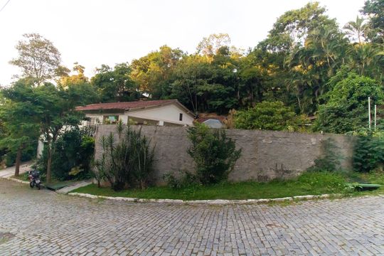 Fachada de casa de condomínio à venda com 5 quartos, 362m² em Pendotiba, Niterói