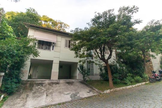 Fachada de casa de condomínio à venda com 5 quartos, 362m² em Pendotiba, Niterói
