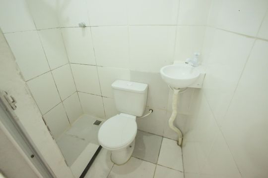 Banheiro de kitnet/studio para alugar com 1 quarto, 40m² em Taquara, Rio de Janeiro