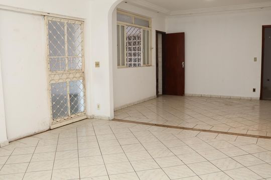 Casa à venda com 3 quartos, 432m² em Setor Aeroporto, Goiânia