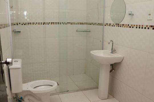 Banheiro do corredor de casa à venda com 3 quartos, 432m² em Setor Aeroporto, Goiânia