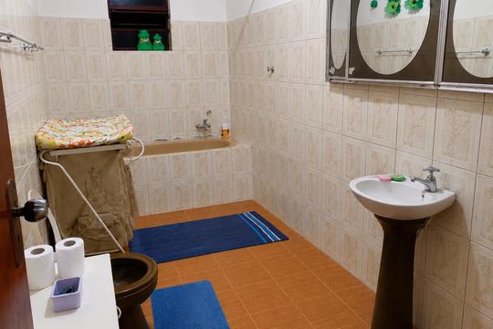 Banheiro de casa para alugar com 1 quarto, 100m² em Estância São Luís, Suzano
