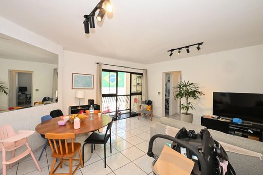 Sala de apartamento à venda com 2 quartos, 68m² em Jardim Henriqueta, Taboão da Serra