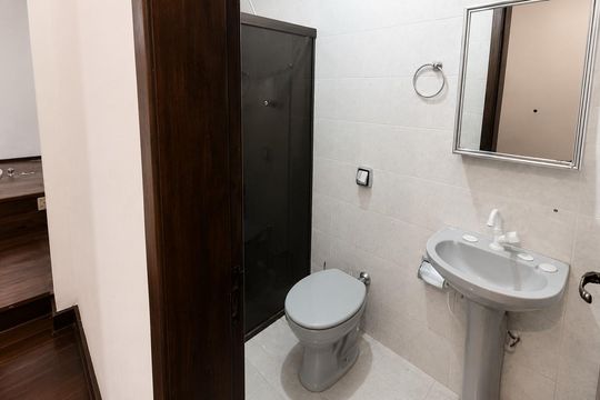Banheiro 1 de casa para alugar com 5 quartos, 540m² em Partenon, Porto Alegre