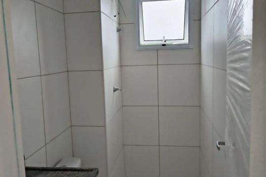 Banheiro de apartamento para alugar com 2 quartos, 46m² em Jardim das Margaridas, Salvador
