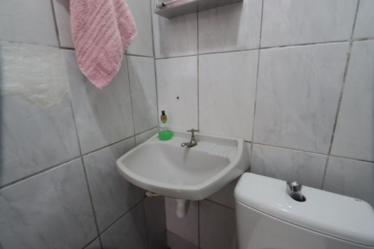 Banheiro da Edícula de casa à venda com 2 quartos, 120m² em Chácara Belenzinho, São Paulo