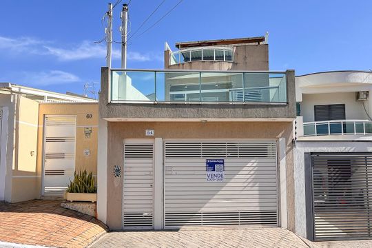 Fachada + plaquinha de casa para alugar com 3 quartos, 273m² em Bairro Olímpico, São Caetano do Sul