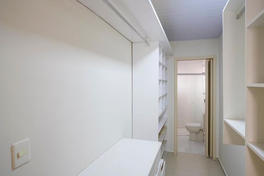 Closet da suíte 3 de casa para alugar com 3 quartos, 273m² em Bairro Olímpico, São Caetano do Sul