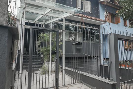 Fachada de casa à venda com 2 quartos, 500m² em Vila Jardim, Porto Alegre