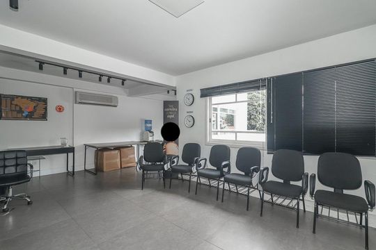 Garagem de casa à venda com 2 quartos, 500m² em Vila Jardim, Porto Alegre
