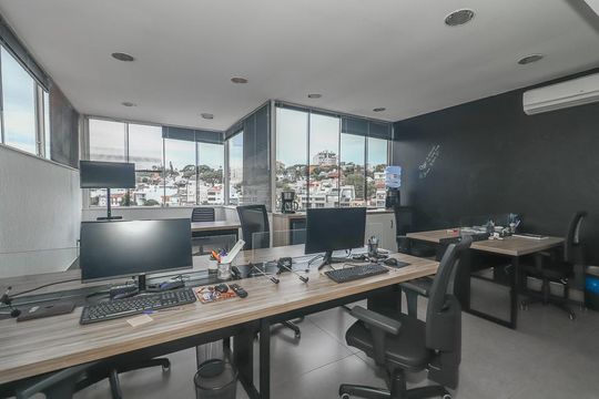 Sótão de casa à venda com 2 quartos, 500m² em Vila Jardim, Porto Alegre