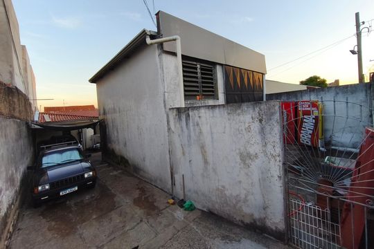 Corredor - Quintal de casa à venda com 3 quartos, 100m² em Jardim Itatiaia, Campinas