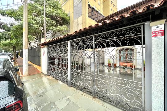 Fachada de casa à venda com 3 quartos, 240m² em Campo Belo, São Paulo