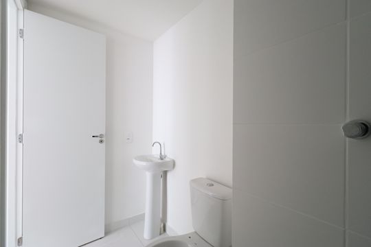 Banheiro de apartamento para alugar com 1 quarto, 28m² em Parque Industrial Tomas Edson, São Paulo