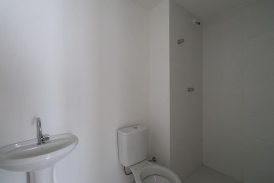 Banheiro de apartamento para alugar com 1 quarto, 28m² em Parque Industrial Tomas Edson, São Paulo