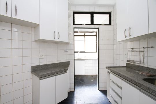 Cozinha de apartamento à venda com 3 quartos, 81m² em Estoril, Belo Horizonte