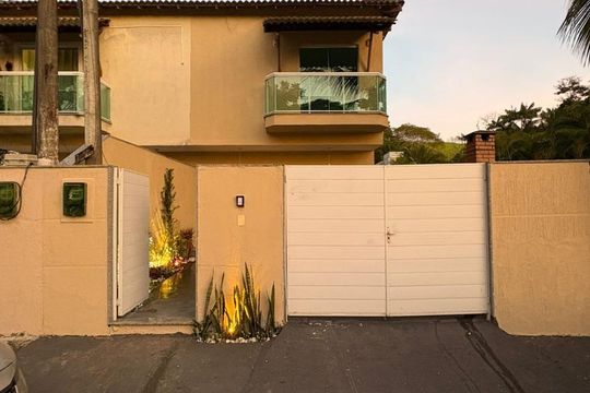 Fachada de casa de condomínio para alugar com 3 quartos, 180m² em Guaratiba, Rio de Janeiro