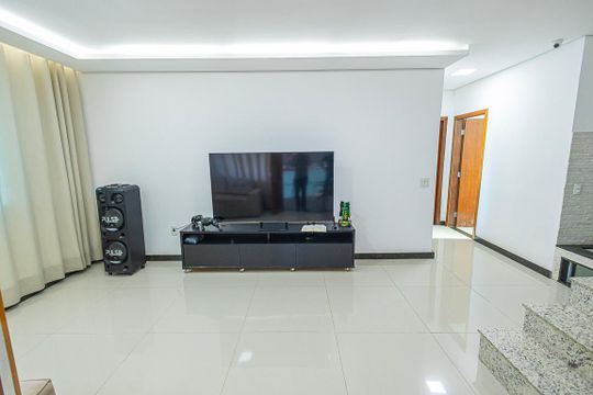 sala de casa para alugar com 5 quartos, 800m² em Parque São Pedro, Belo Horizonte