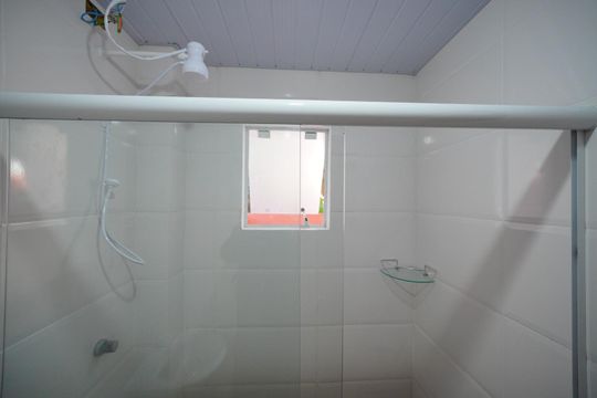 Banheiro de casa para alugar com 1 quarto, 44m² em São João do Rio Vermelho, Florianópolis